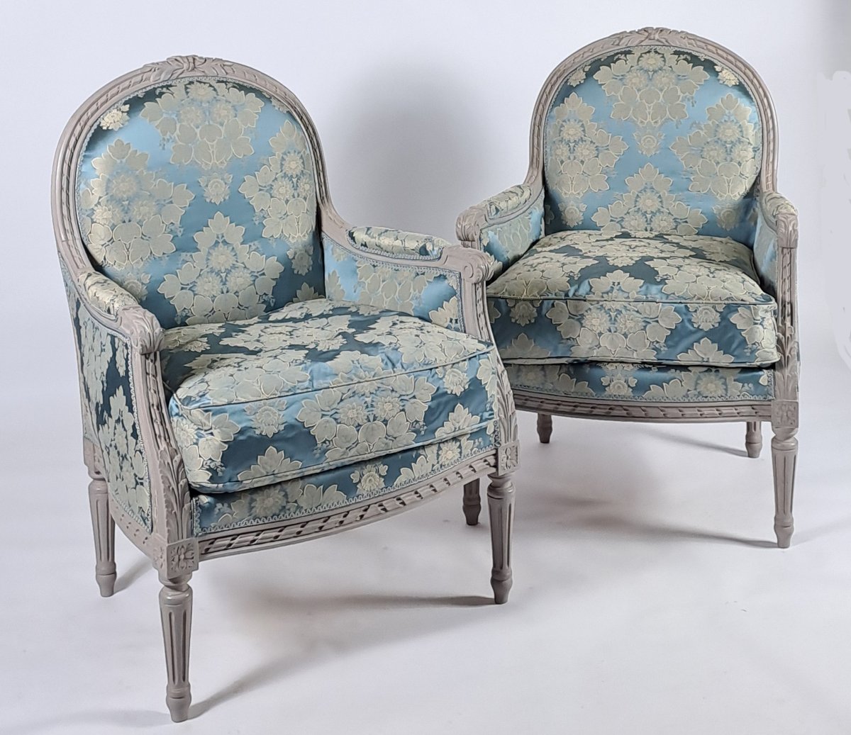 Grande paire de bergères de style Louis XVI en bois laqué.