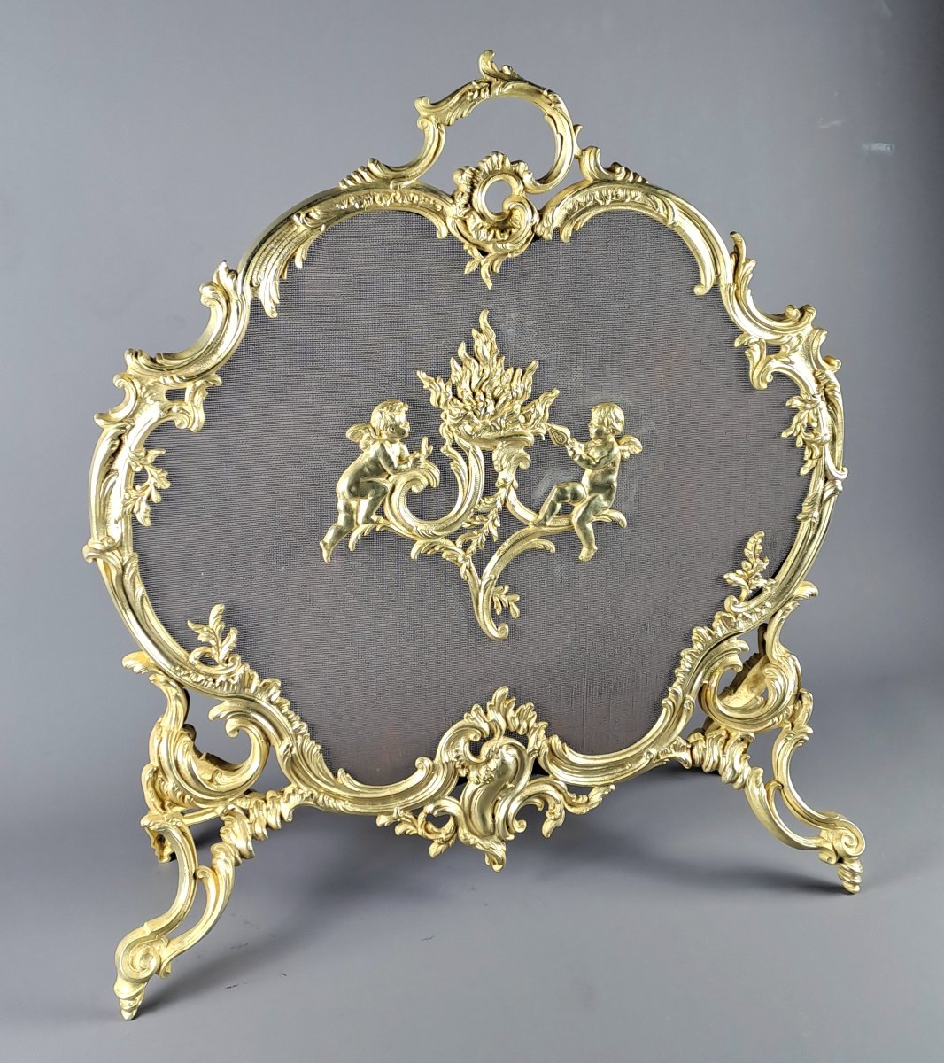 Pare-feu de style Louis XV Rocaille en bronze doré estampillé Charles Casier à Paris-photo-2
