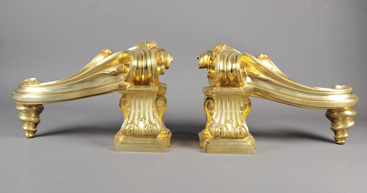 Paire de grands chenets de style transition en bronze doré