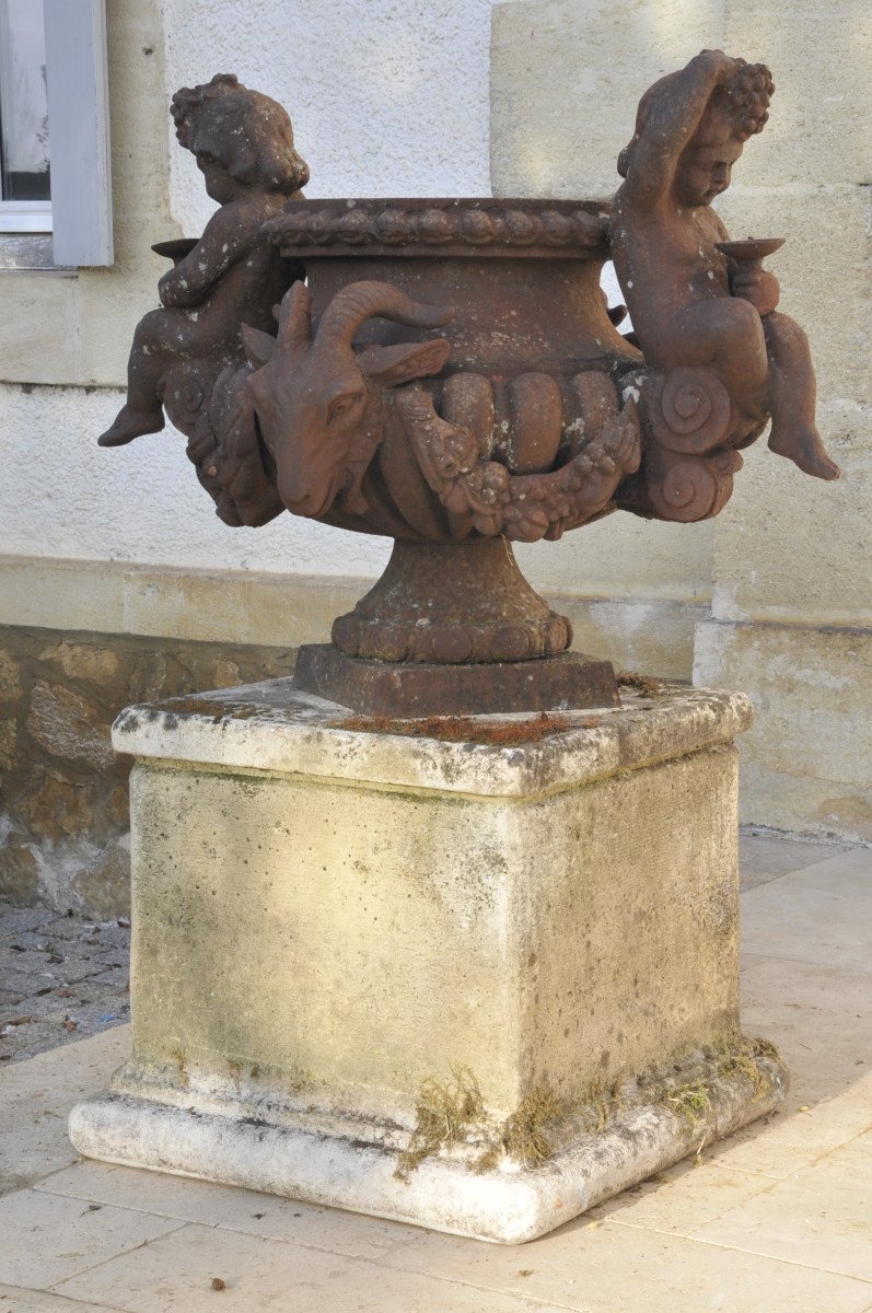 Large Cast Iron Vase With Bacchanalia Decor With Putti-photo-2