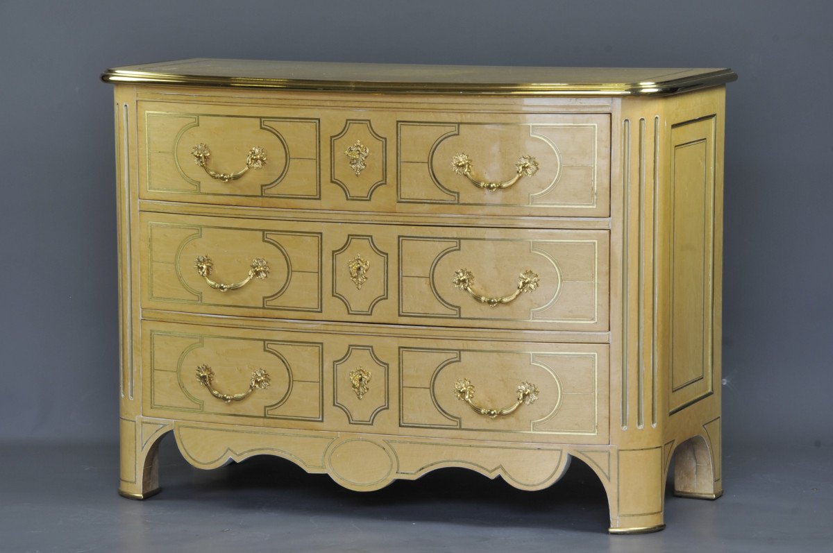 Commode De Style Régence En Bois Laqué De La Maison Roméo à Paris