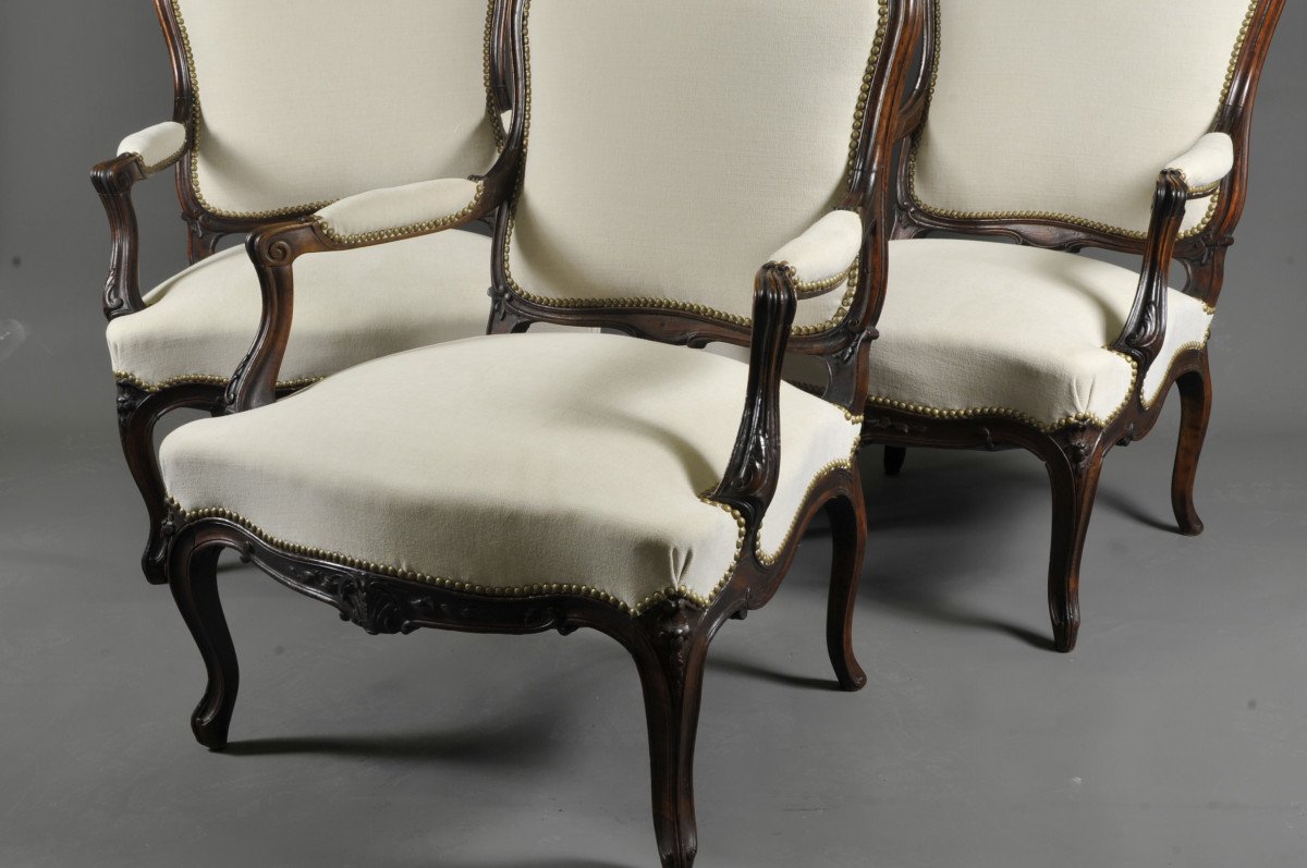 Suite De Trois Larges Fauteuils De Style Louis XV En Noyer Sculpté-photo-4