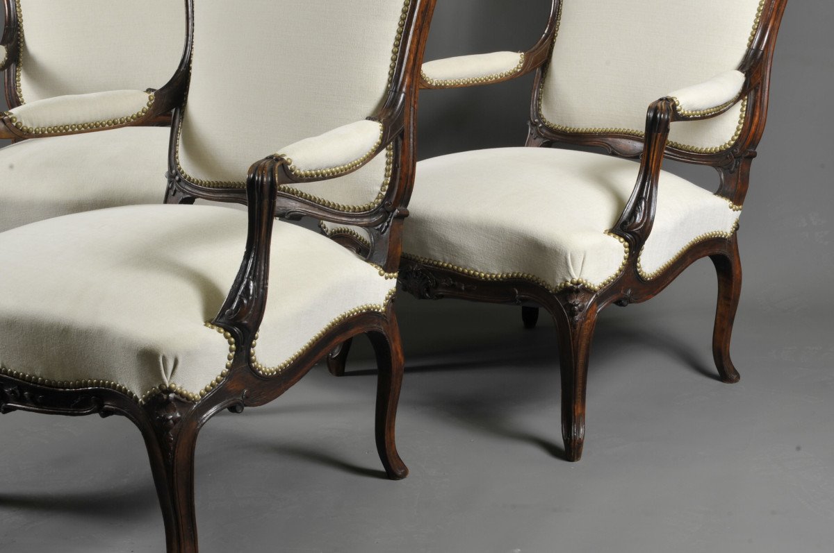 Suite De Trois Larges Fauteuils De Style Louis XV En Noyer Sculpté-photo-2