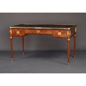 Bureau Plat Louis XVI Style In Marquetry And Gilt Bronze - After A Riesener Model