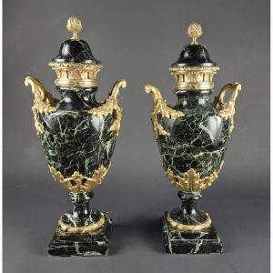 Paire de grandes cassolettes de style  Louis XVI en marbre vert de mer et bronze doré
