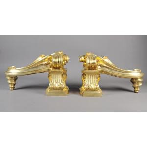 Paire de grands chenets de style transition en bronze doré