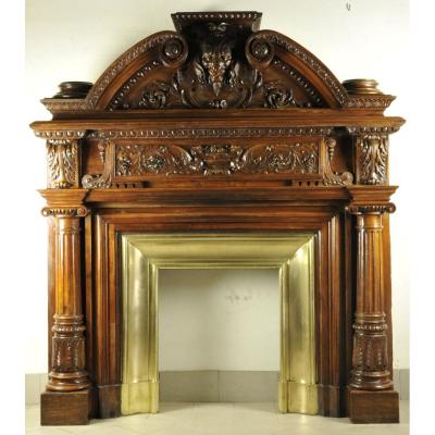 Importante Cheminée Néo Renaissance Du 19ième Siècle En Noyer Sculpté
