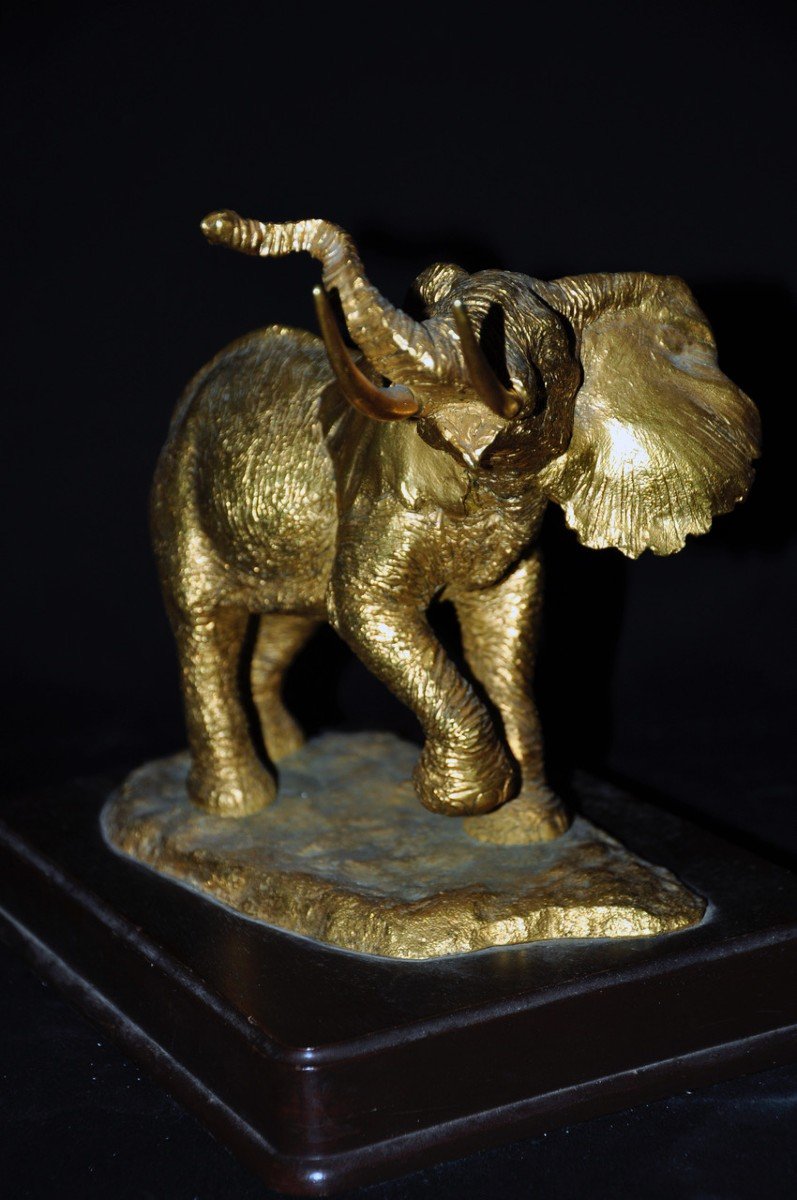 Eléphant en bronze sur socle en bois XXe siècle signée-photo-3