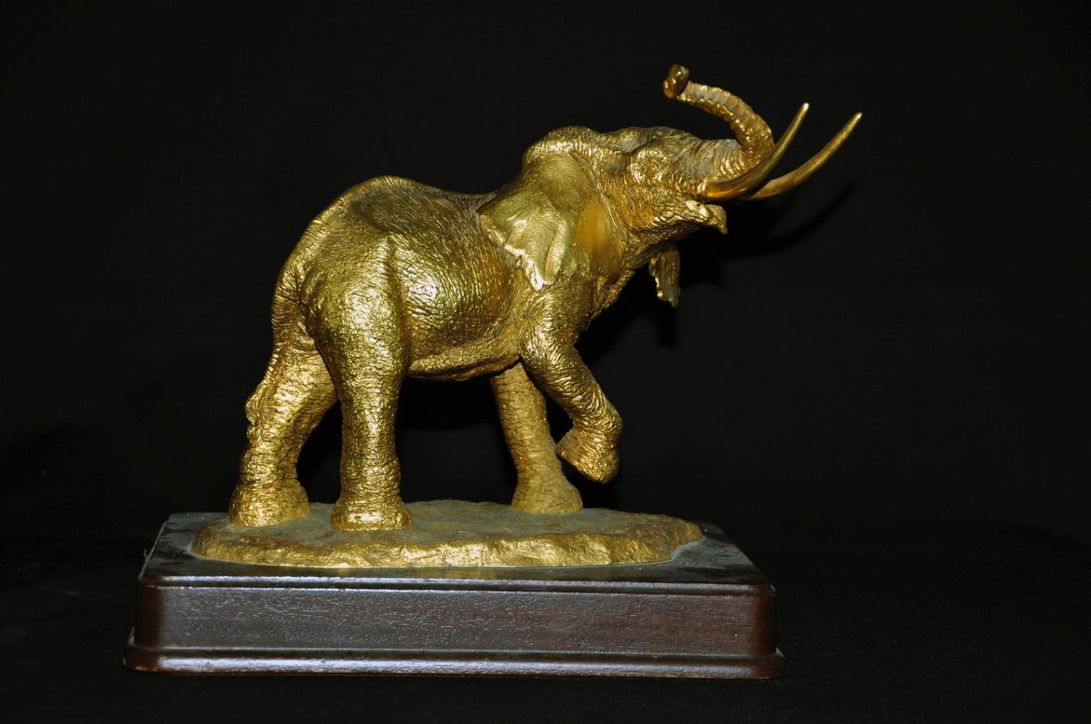 Eléphant en bronze sur socle en bois XXe siècle signée