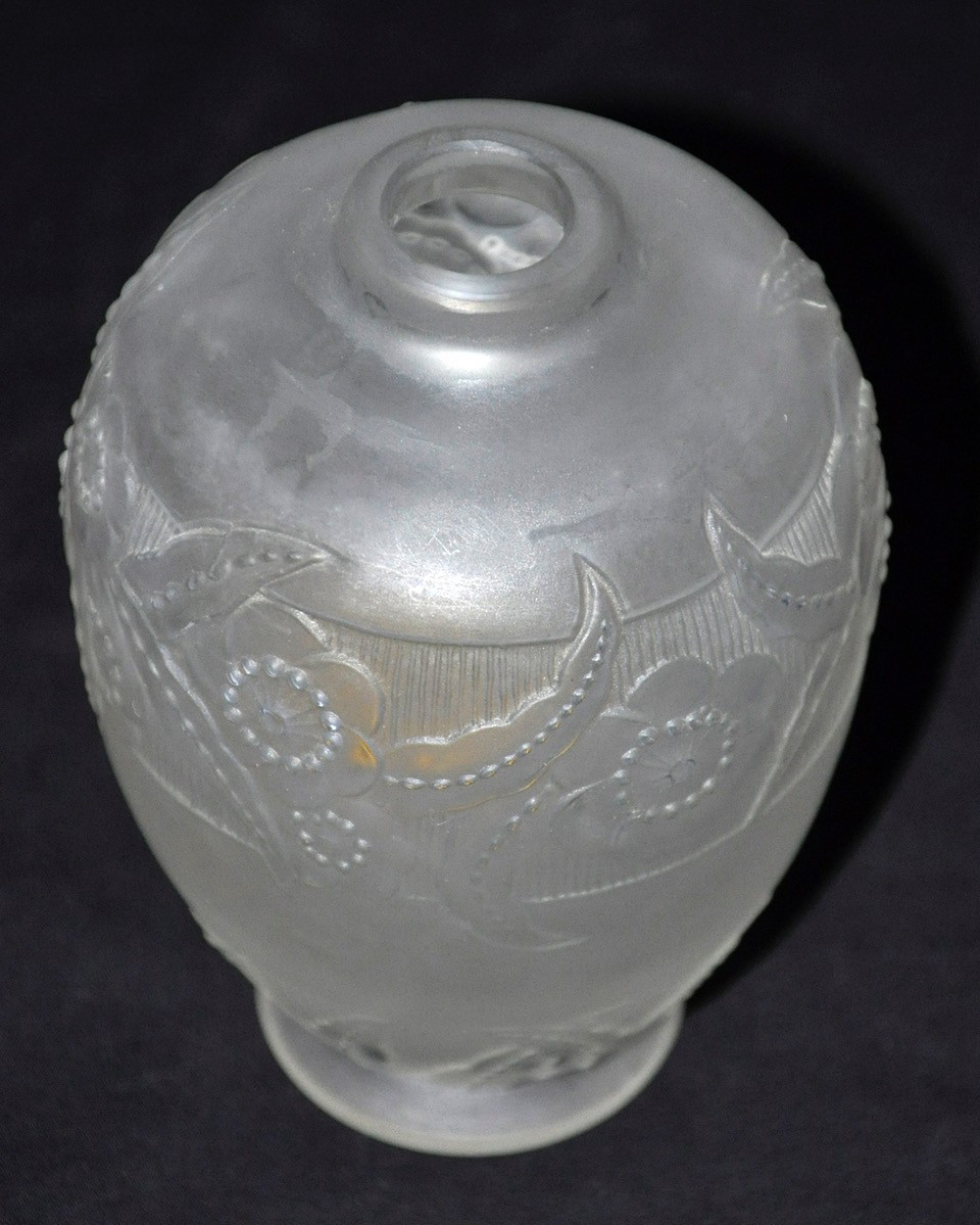 Vase en cristal signé Sabino moulé dépoli décor floral circa 1930
