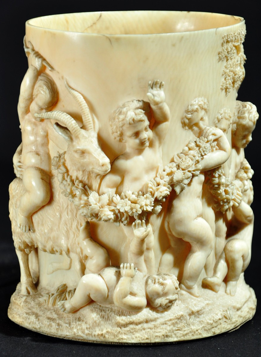 Coupe en ivoire sculpté à décor de putti en hommage à Bacchus XVIIe siècle