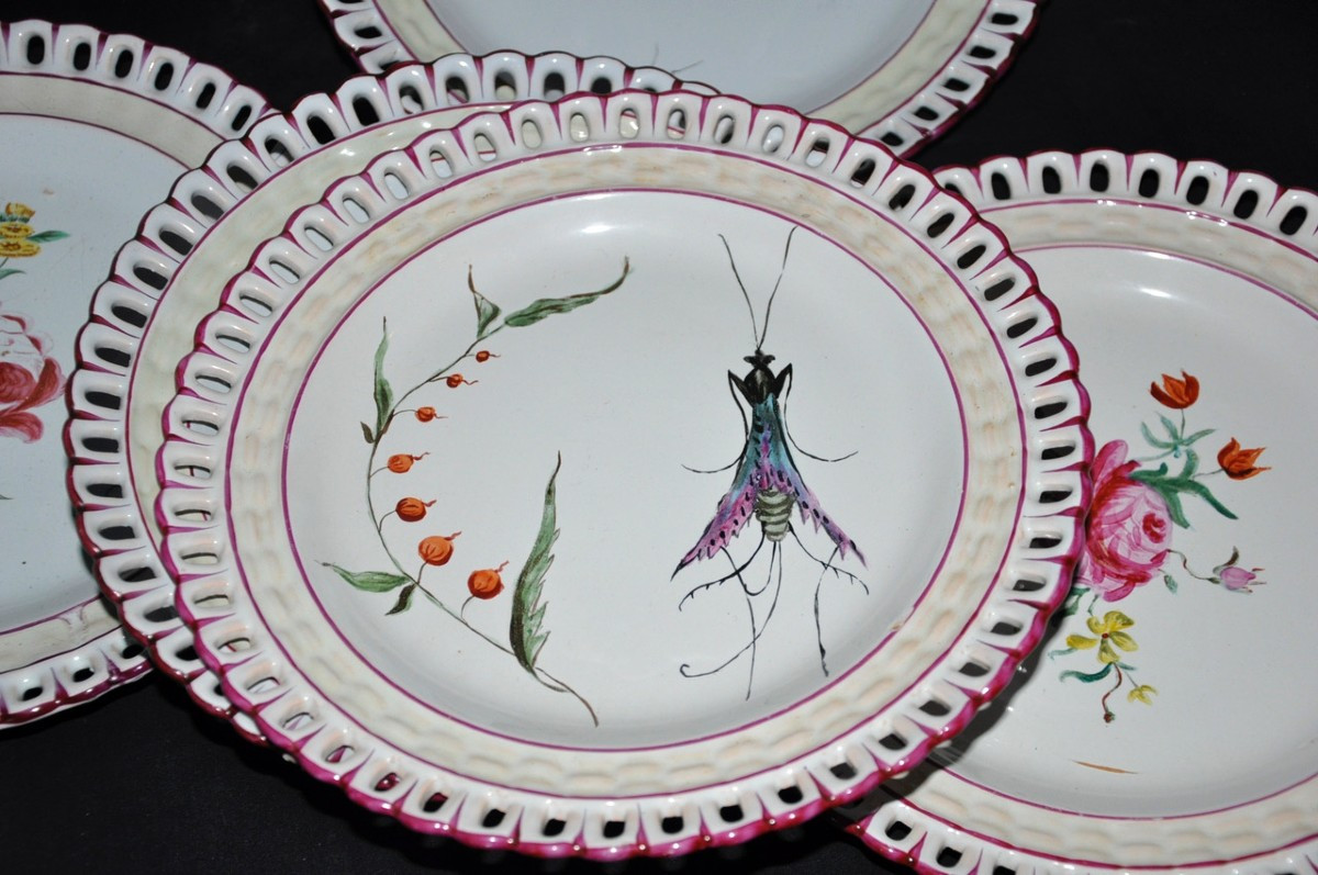Saint-Clément lot de 12 assiettes ajourées décor floral peint main faïence française XXe siècle