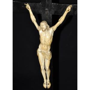 Crucifix en bois noirci, Christ en ivoire sculpté XVIIe siècle
