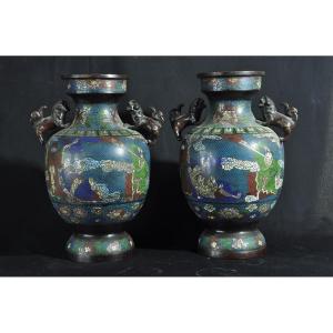 Paire de vases en bronze cloisonnés Chine , chiens de Phô , cachet signature sur le fond 