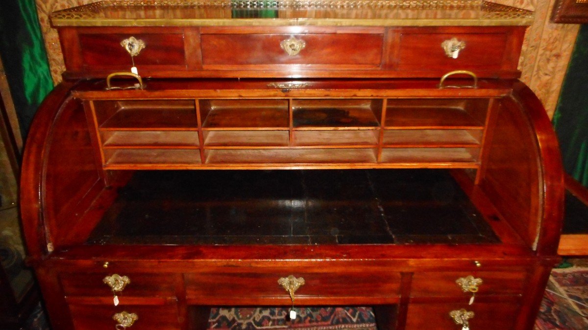 Secretary Louis 16