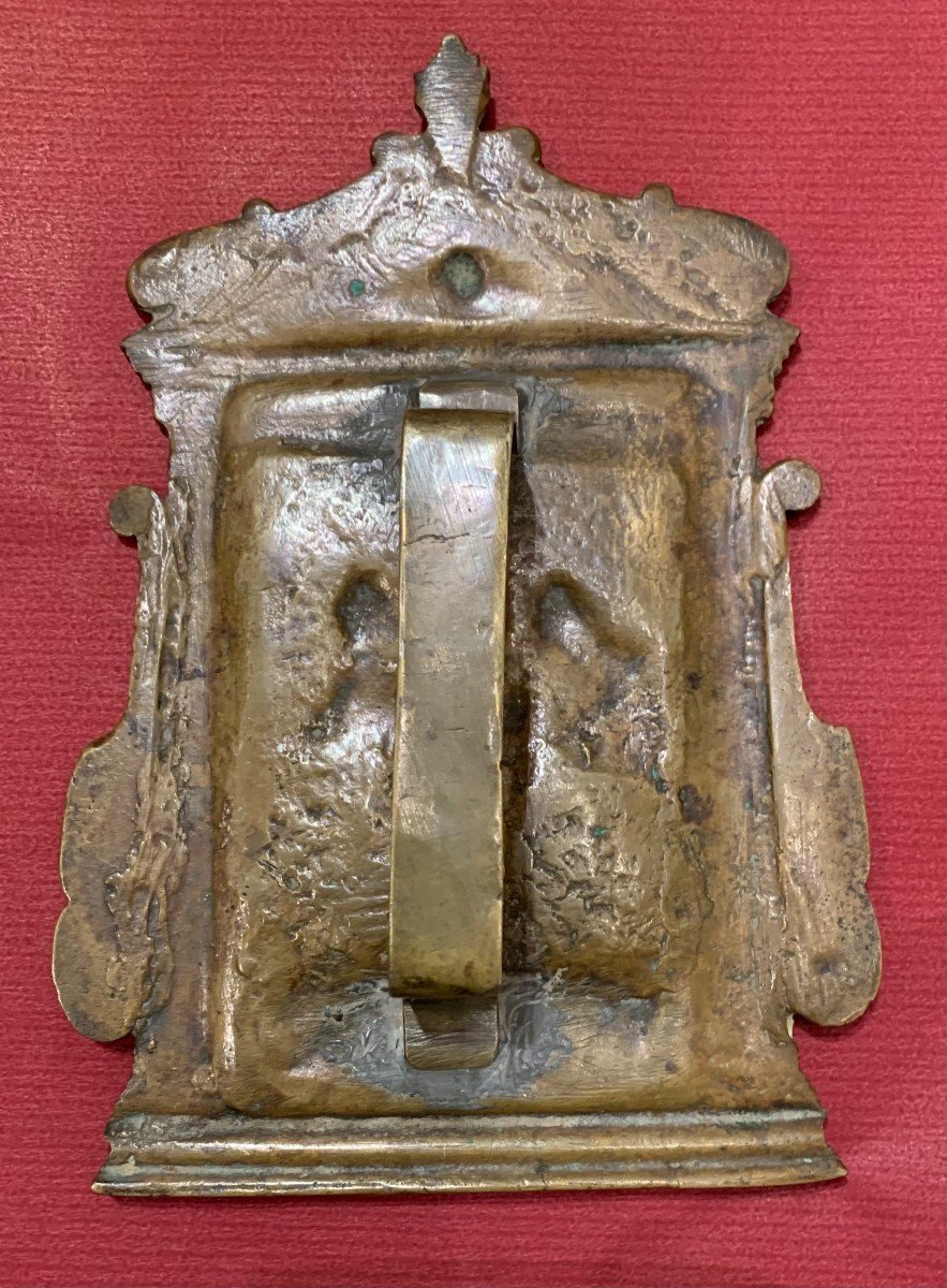 BAISER DE PAIX en bronze à patine brune représentant une descente de croix dans un temple -photo-3