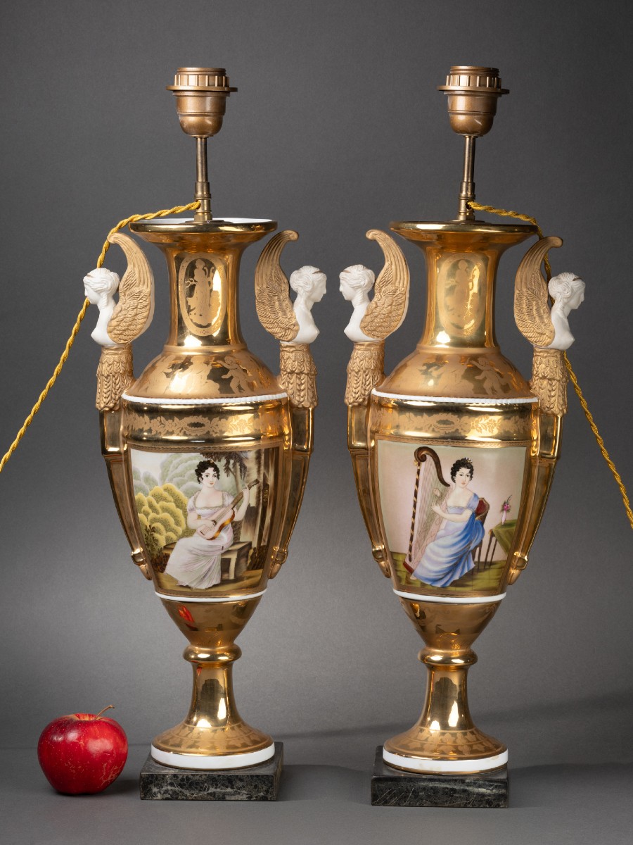 Paire de vase du XIXème siècle de forme Médici en porcelaine et biscuit monté en lampe -photo-3