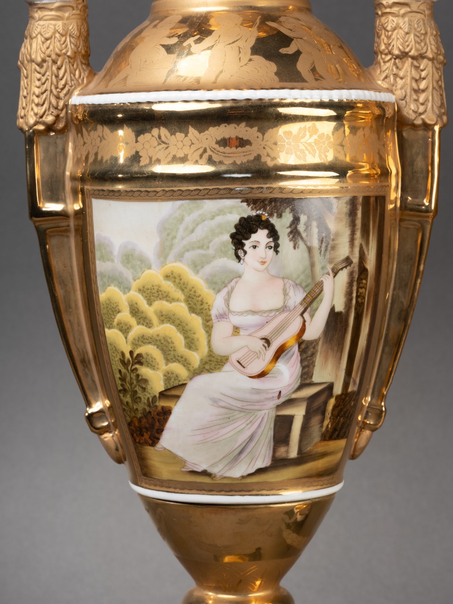 Paire de vase du XIXème siècle de forme Médici en porcelaine et biscuit monté en lampe -photo-1