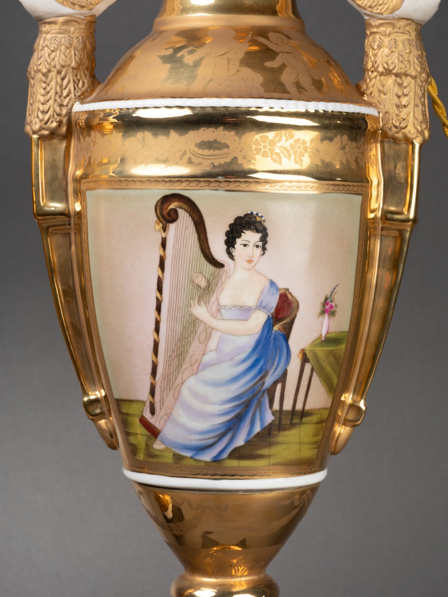 Paire de vase du XIXème siècle de forme Médici en porcelaine et biscuit monté en lampe -photo-2