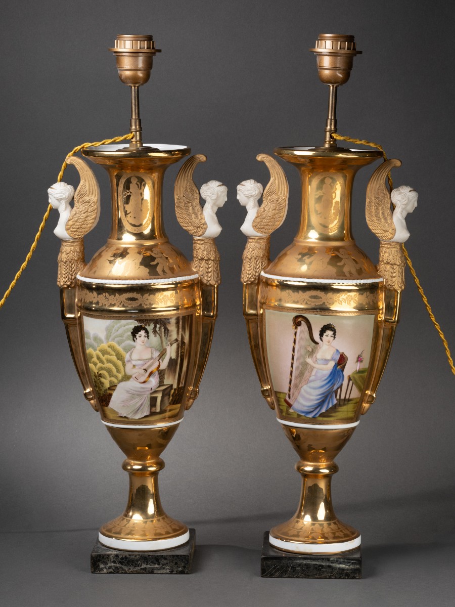Paire de vase du XIXème siècle de forme Médici en porcelaine et biscuit monté en lampe 