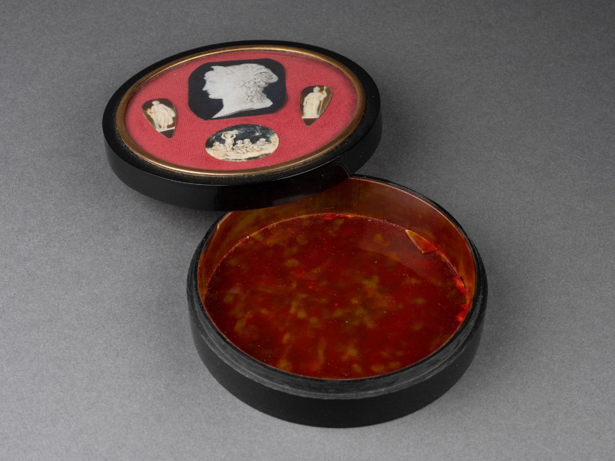 Late 18th Century Miniature Presented In A Bakelite Box -photo-4