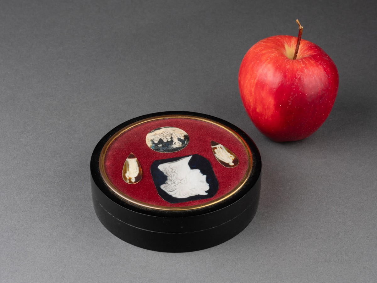 Late 18th Century Miniature Presented In A Bakelite Box -photo-1