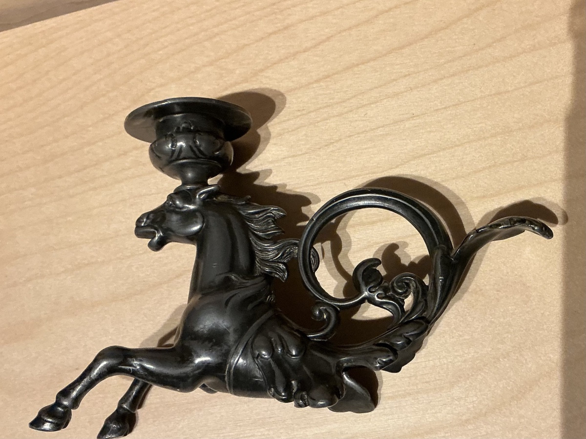 bougeoir ancien au cheval bondissant en métal patiné, fin XIXe – début XXe siècle-photo-2