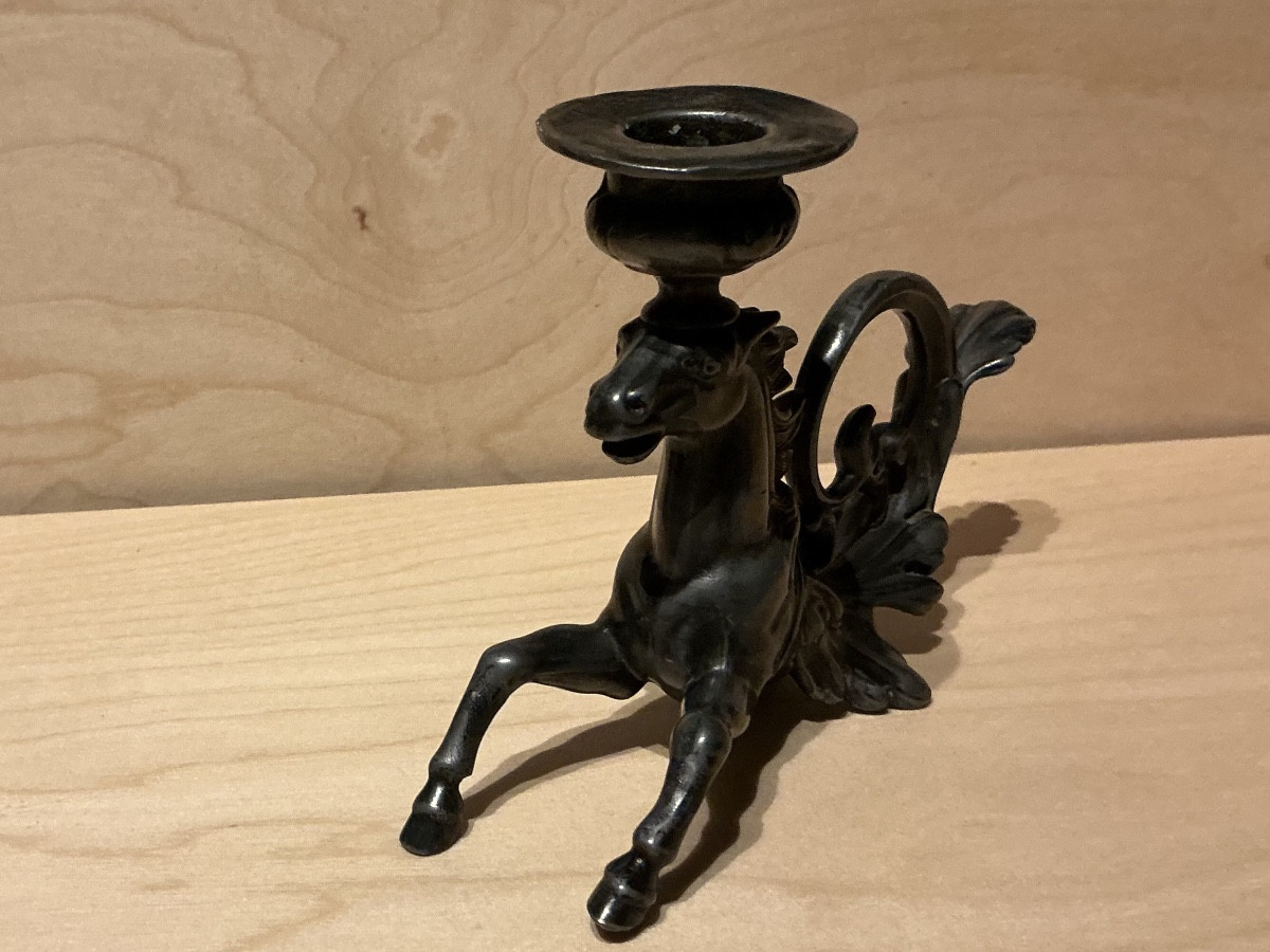 bougeoir ancien au cheval bondissant en métal patiné, fin XIXe – début XXe siècle-photo-3
