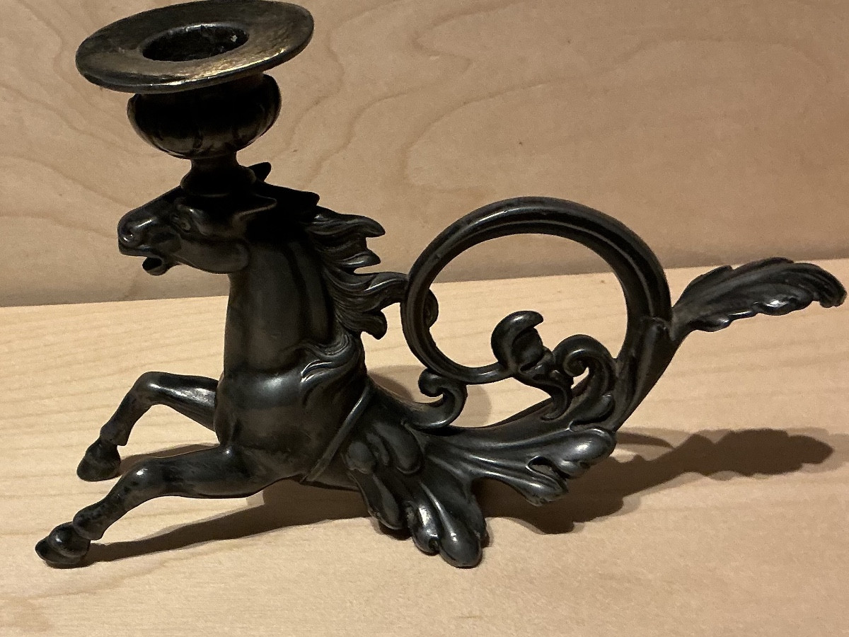bougeoir ancien au cheval bondissant en métal patiné, fin XIXe – début XXe siècle