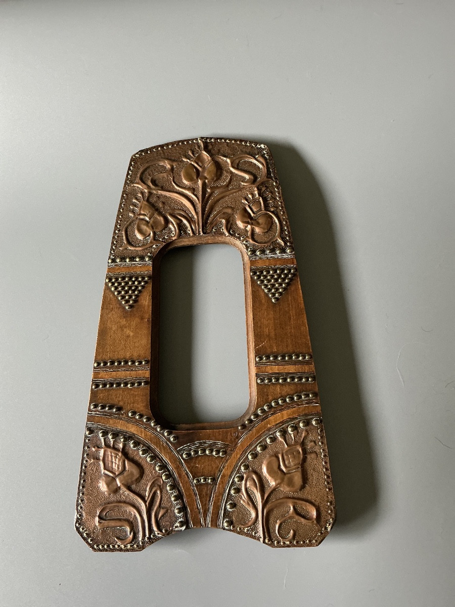 Cadre photographique en bois et cuivre repoussé, esprit dinanderie, Art nouveau et Arts & Craft