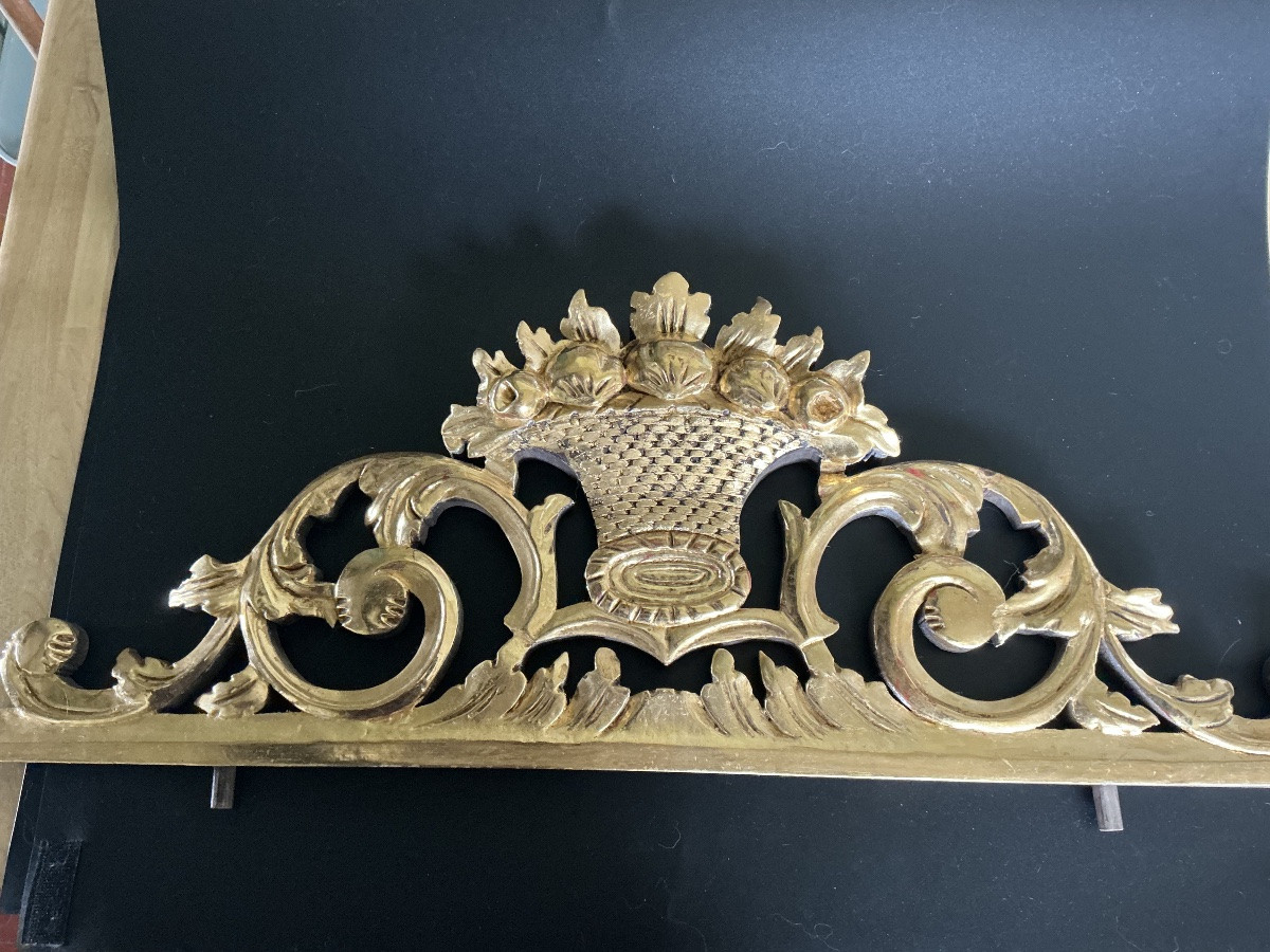 Élément de fronton en bois sculpté et redoré, décor de corbeille fleurie, style Louis XV-photo-2
