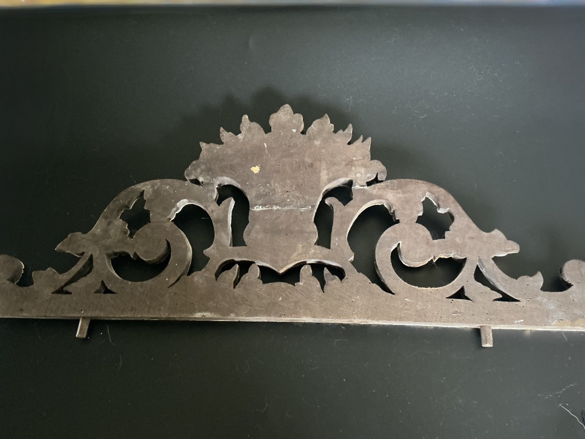 Élément de fronton en bois sculpté et redoré, décor de corbeille fleurie, style Louis XV-photo-3