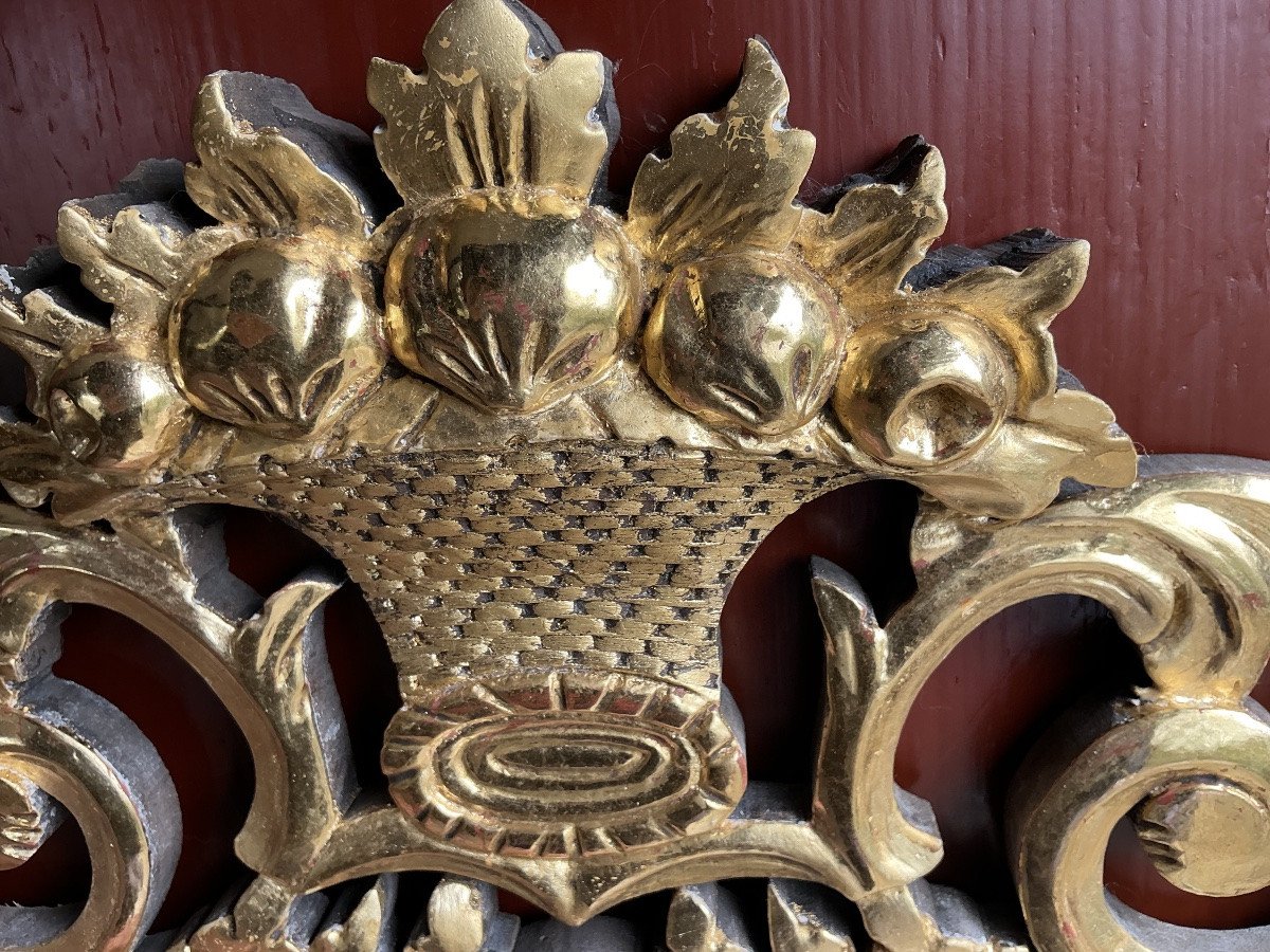 Élément de fronton en bois sculpté et redoré, décor de corbeille fleurie, style Louis XV-photo-4