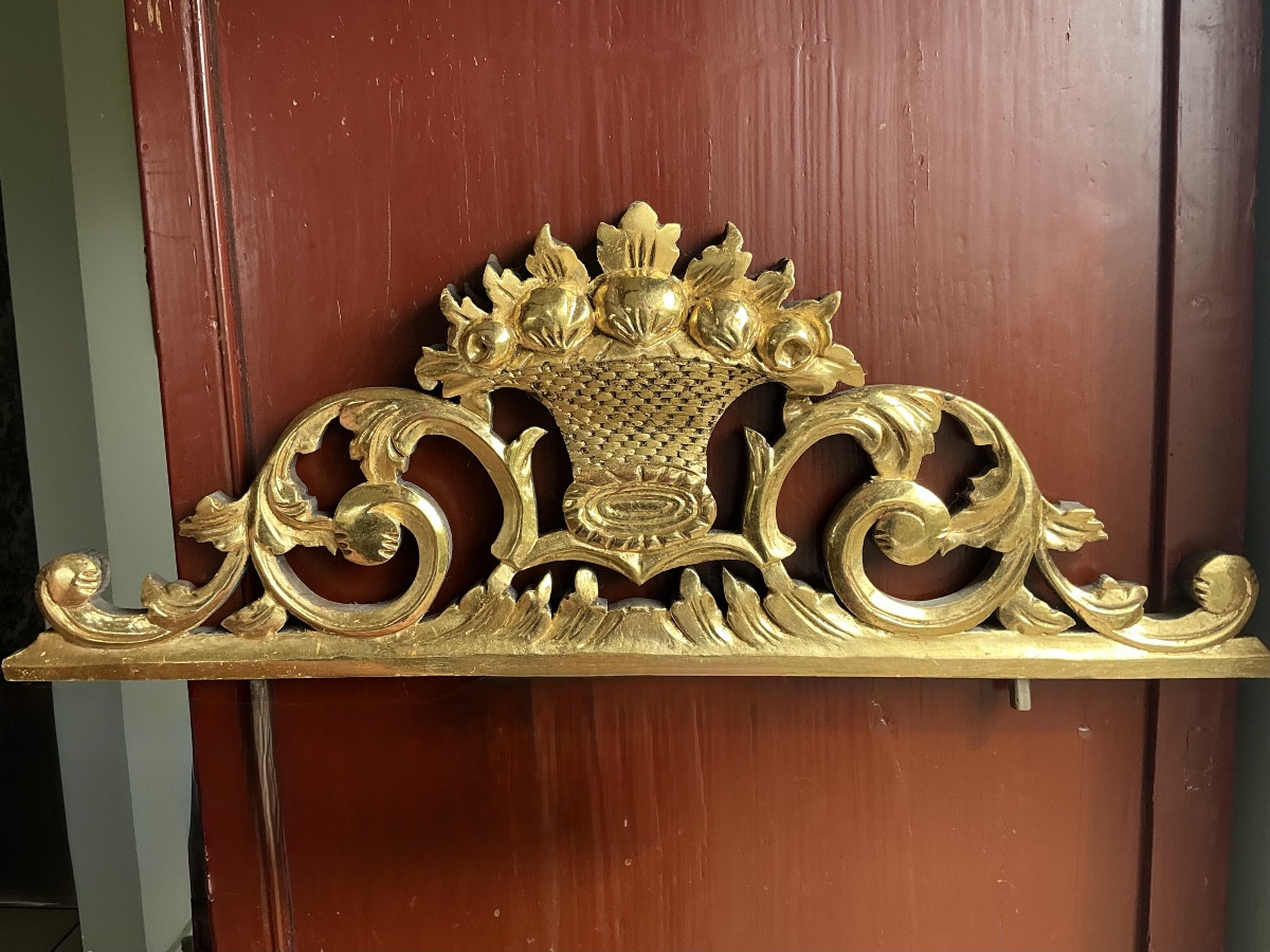 Élément de fronton en bois sculpté et redoré, décor de corbeille fleurie, style Louis XV