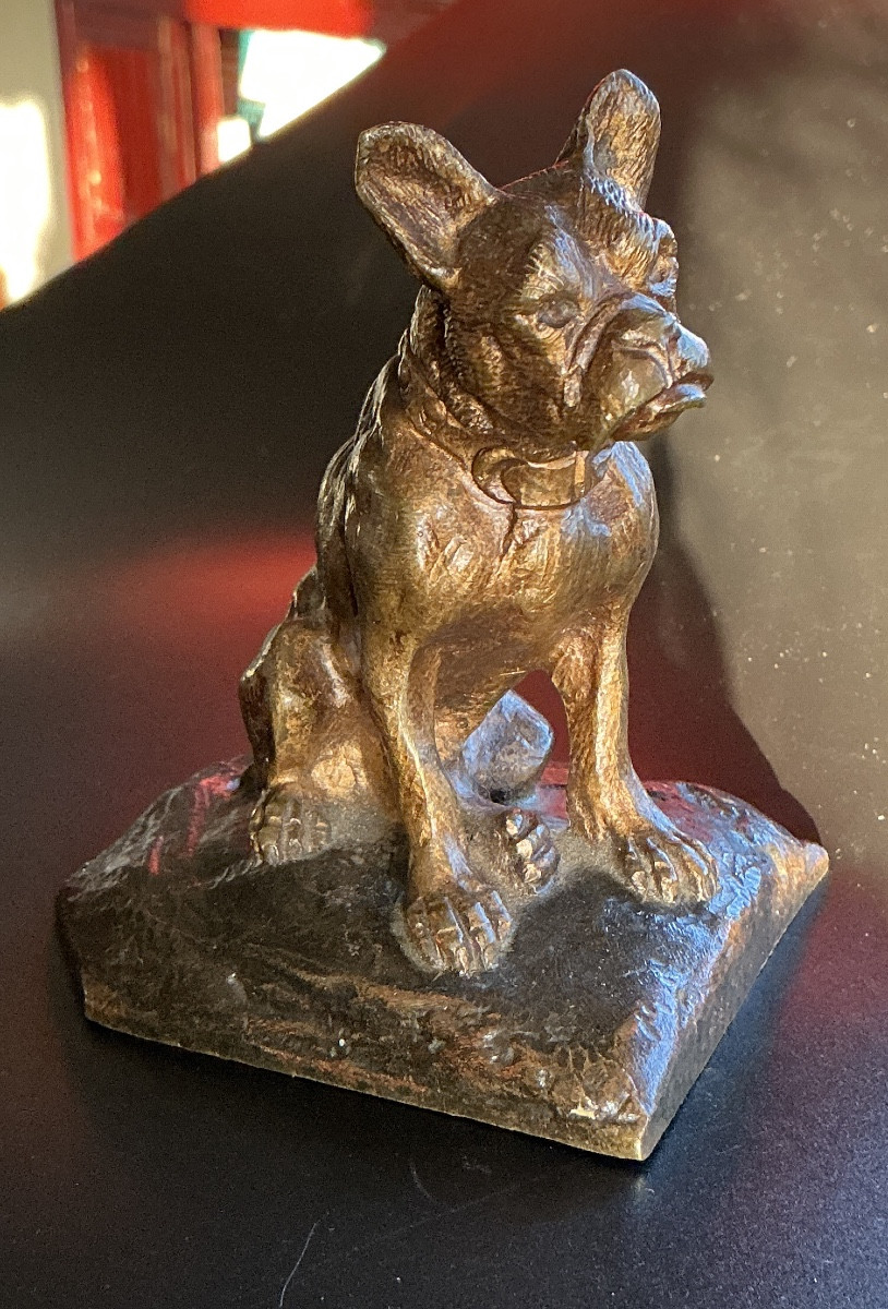 Chien en bronze  , représentant un bouledogue français .