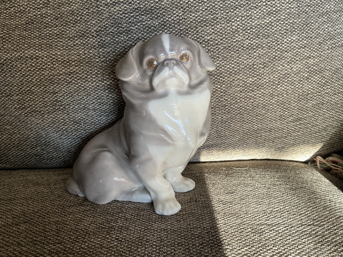 ROYAL COPENHAGEN – PÉKINOIS ASSIS  EN PORCELAINE, PETER HEROLD, VERS 1923-1930
