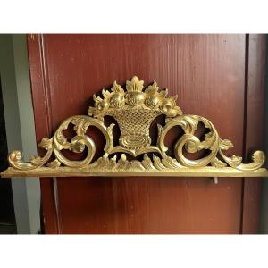 Élément de fronton en bois sculpté et redoré, décor de corbeille fleurie, style Louis XV