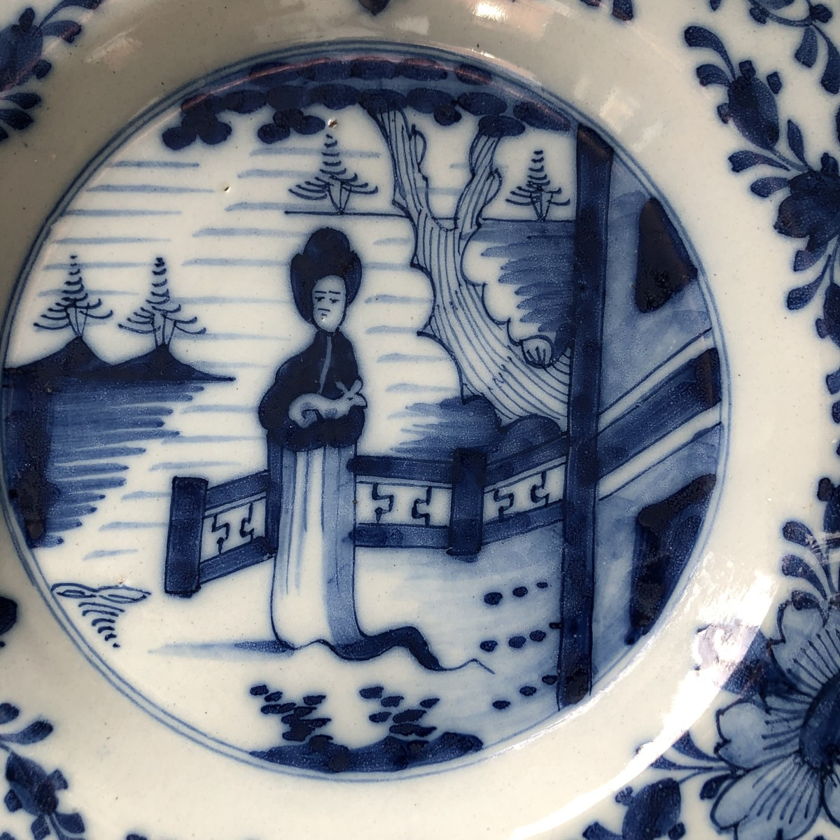 ASSIETTE EN FAIENCE DE DELFT XVIII EME SIECLE DECOR DE PERSONNAGE-photo-2