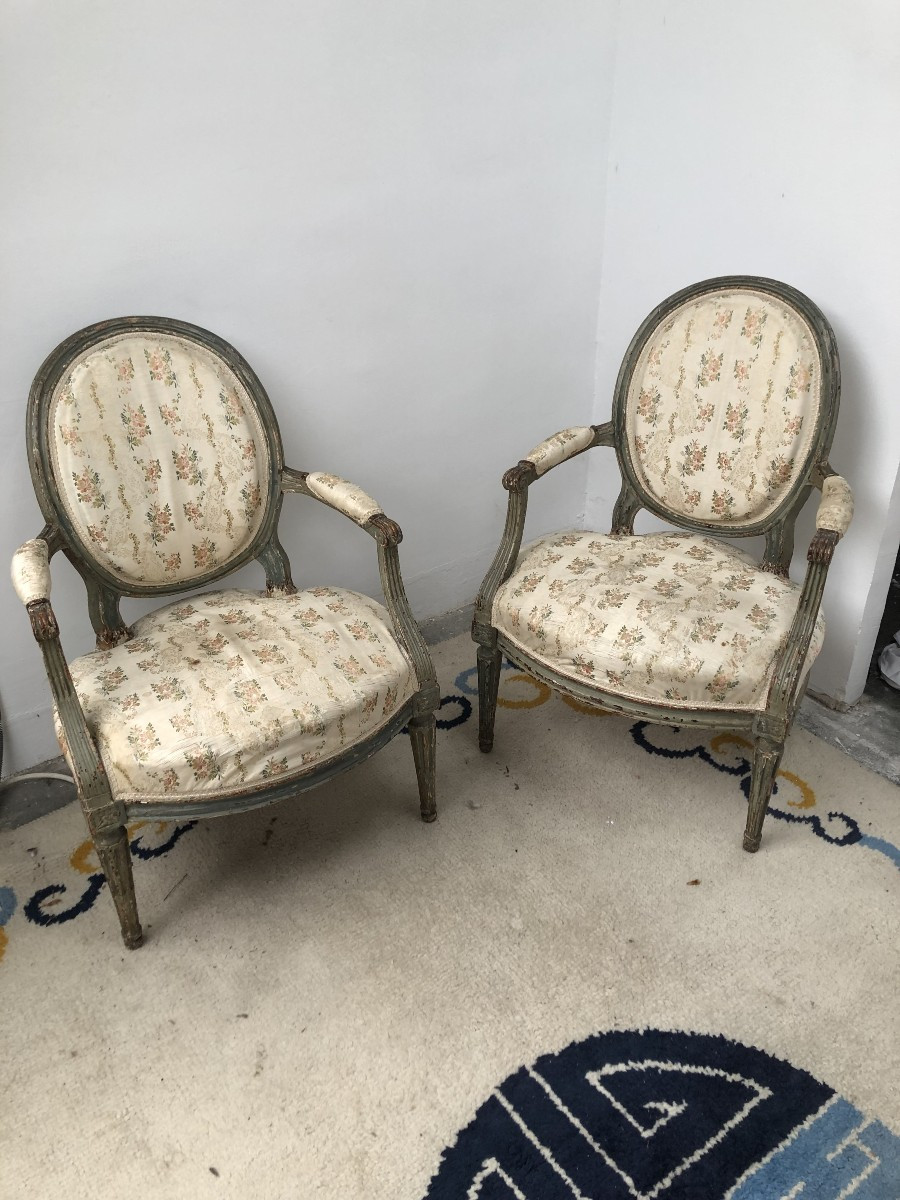 PAIRE DE FAUTEUILS CABRIOLET LAQUE VERT MODELE MEDAILLON XVIII EME SIECLE 