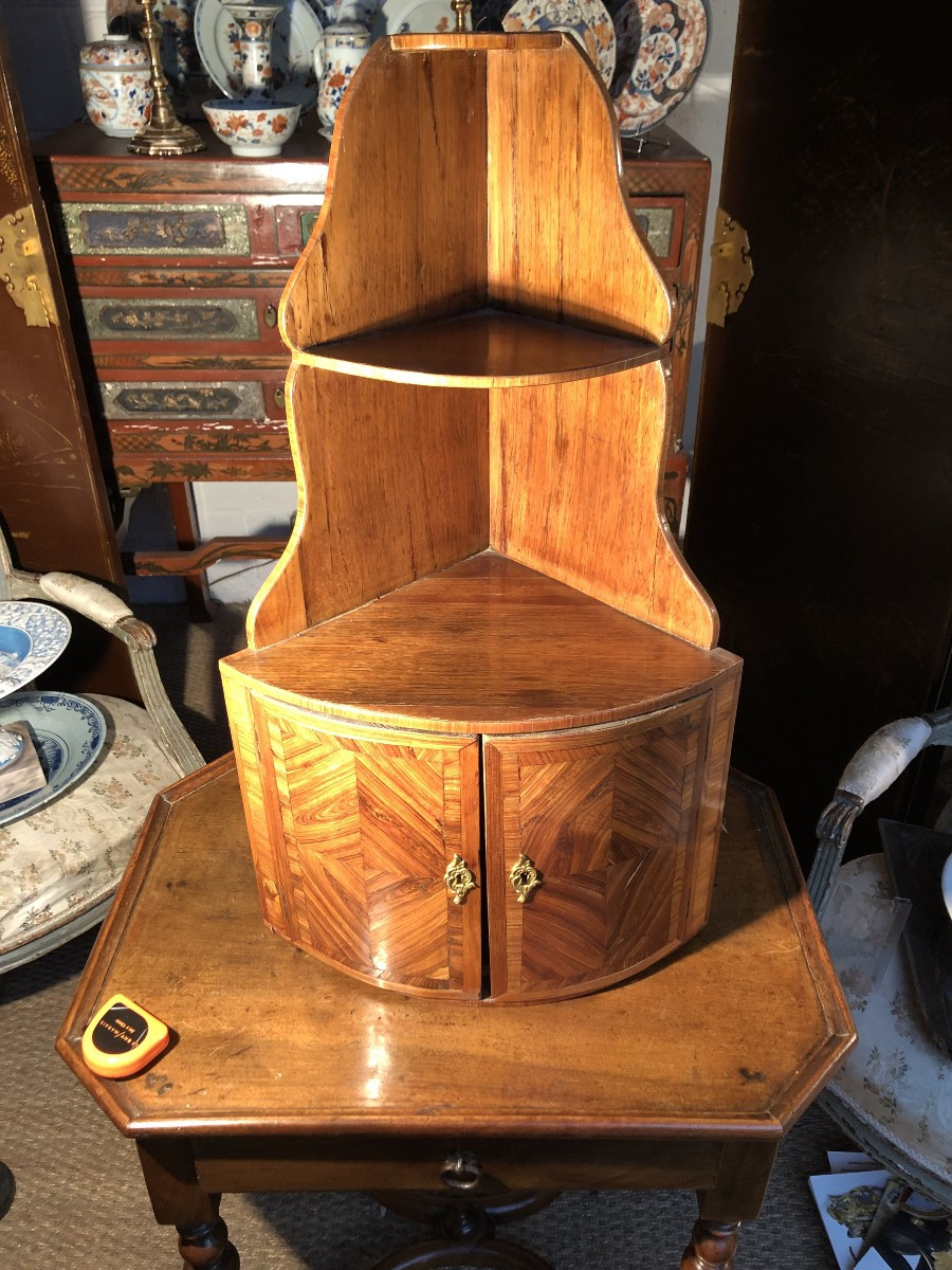 ENCOIGNURE A SUSPENDRE EN MARQUETERIE 18 EME SIECLE 