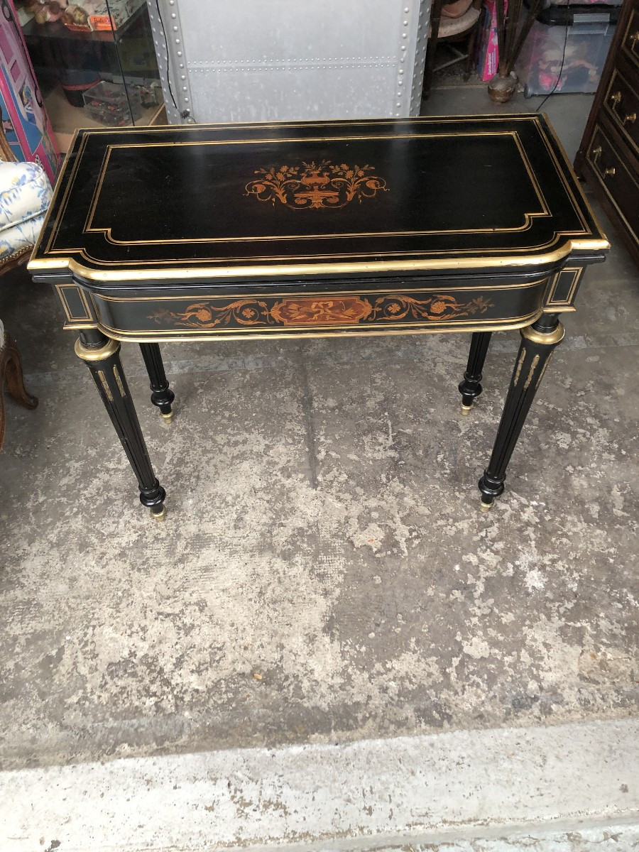 TABLE A JEUX EN BOIS NOIRCI  MARQUETERIE ET LAITON  XIX EME SIECLE NAPOLEON  III