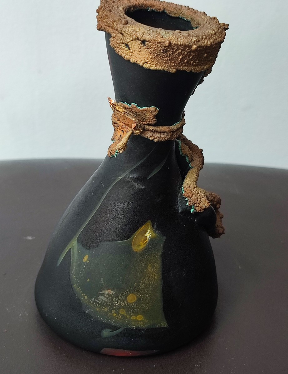 Vase en pâte de verre avec des inclusions appliquées de cuivre.  Collection Valentine Schlegel.-photo-3