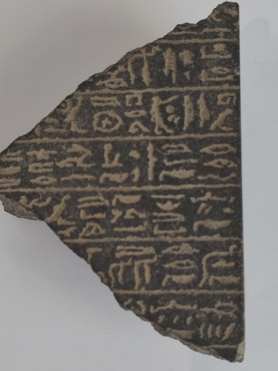 Fragment de stèle en basalte. Egypte de la  Basse Époque. 664-332 B.C -photo-1
