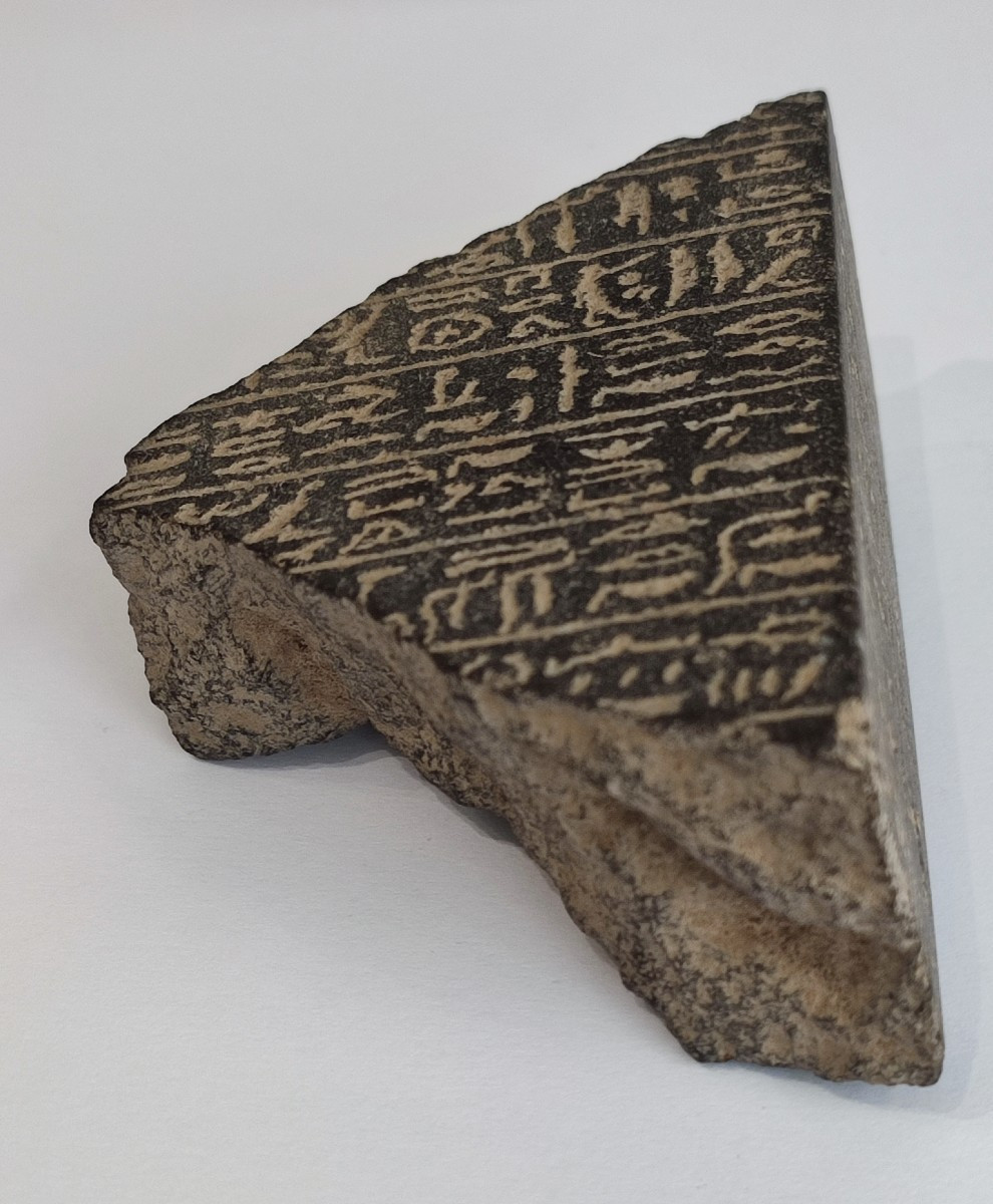 Fragment de stèle en basalte. Egypte de la  Basse Époque. 664-332 B.C -photo-3