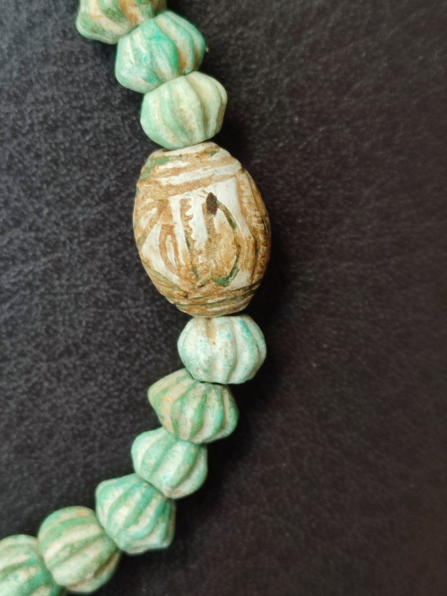 Egypte Ptolemaique collier en perles avec des hieroglyphes.-photo-2