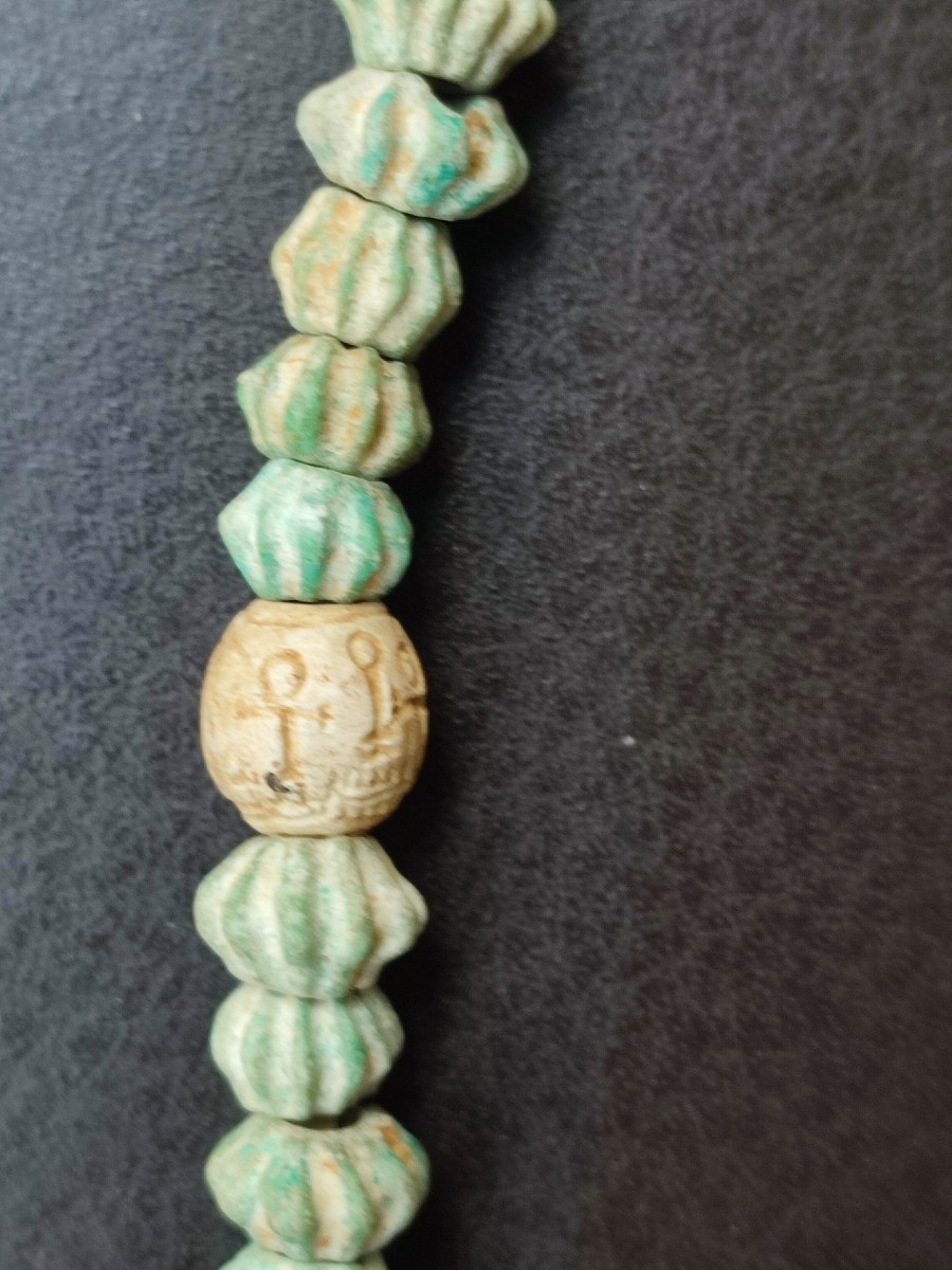 Egypte Ptolemaique collier en perles avec des hieroglyphes.-photo-4