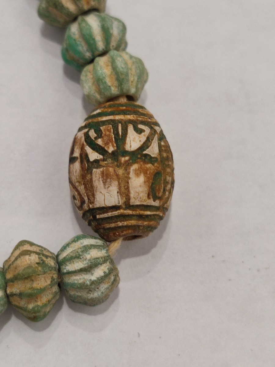 Egypte Ptolemaique collier en perles avec des hieroglyphes.-photo-6
