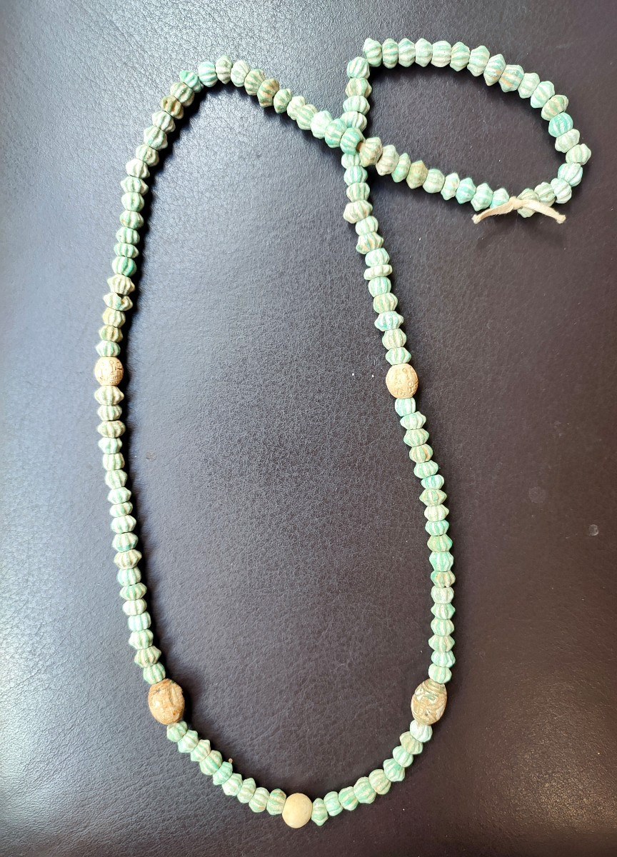 Egypte Ptolemaique collier en perles avec des hieroglyphes.
