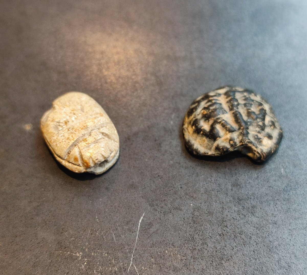 Un scarabée épigraphe et une amulette . Egypte de la basse époque -photo-2