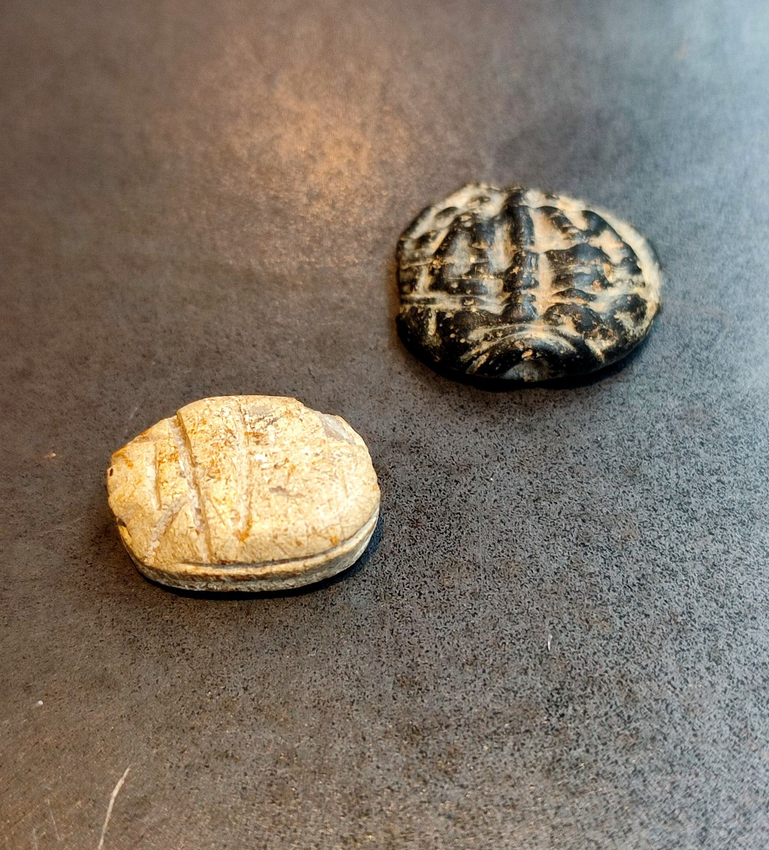 Un scarabée épigraphe et une amulette . Egypte de la basse époque 